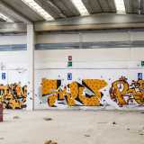 Anche qui i murales colorano l'ambiente desolante